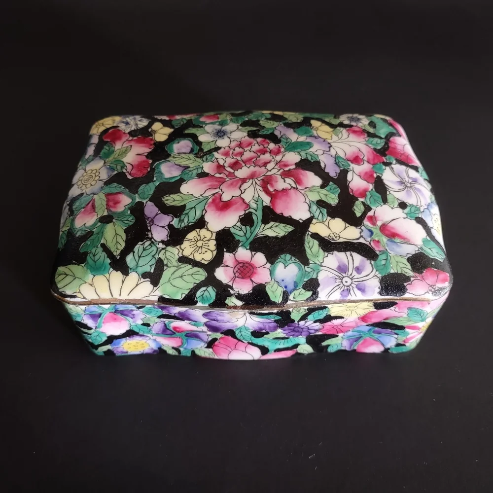 ‼️SOLD‼️ Handpainted 'Thousand flowers' Chinese Porcelain Ceramic Trinket Box - Picture 9 of 11